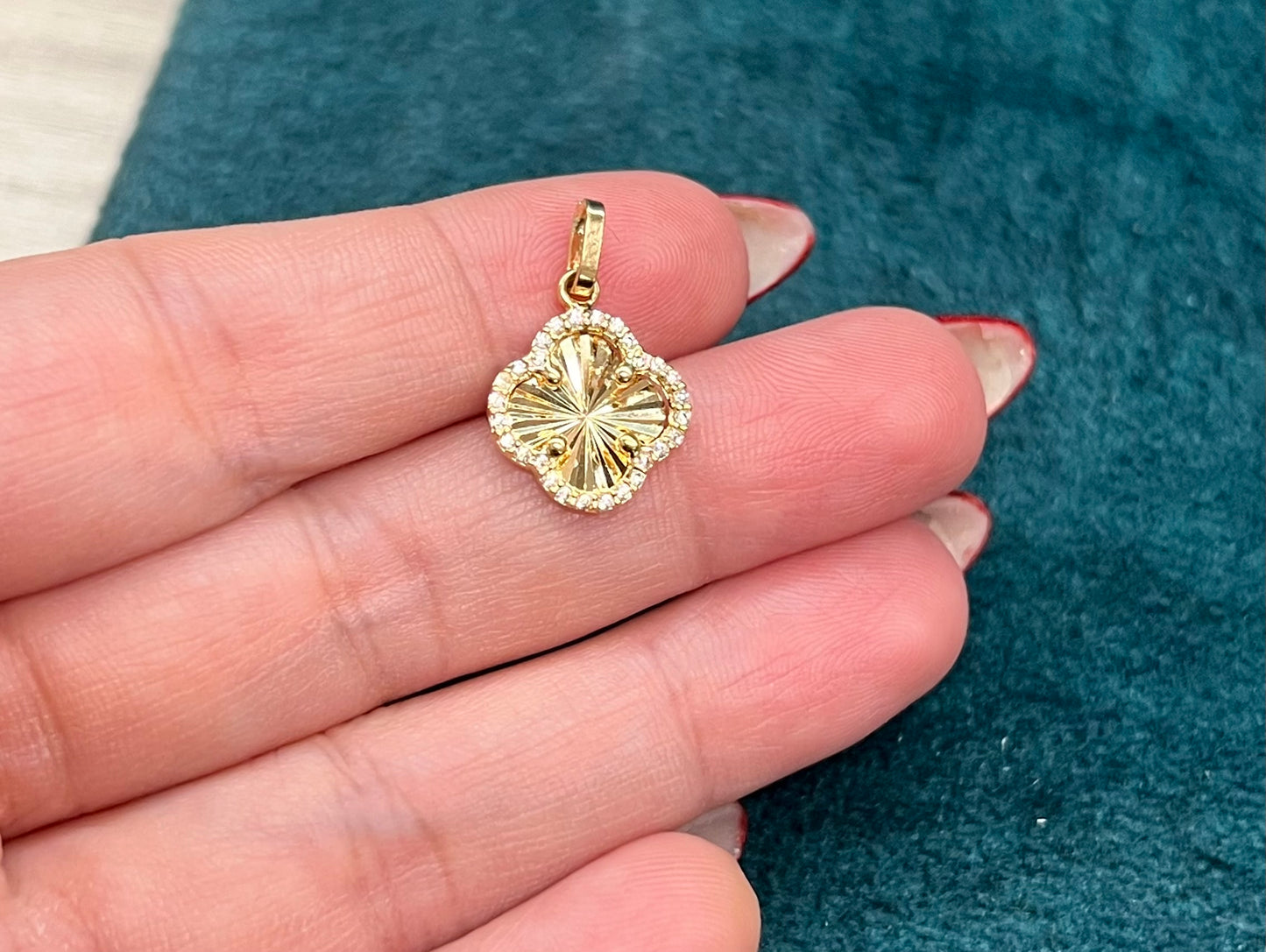 Dije trébol con circones - Oro nacional / 1.2 gr