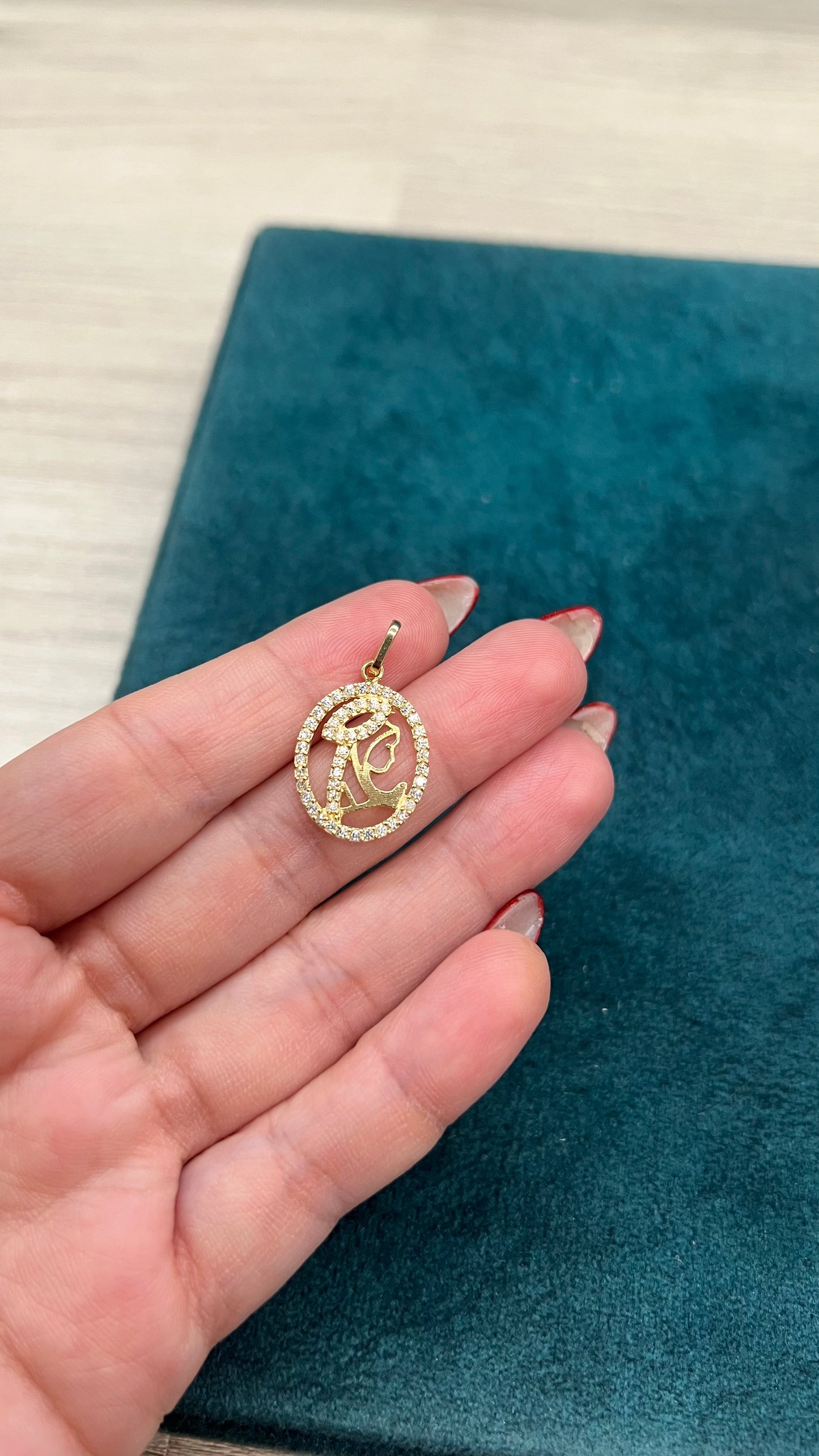 Dije de Virgen con circones - Oro nacional - 2.0 gr