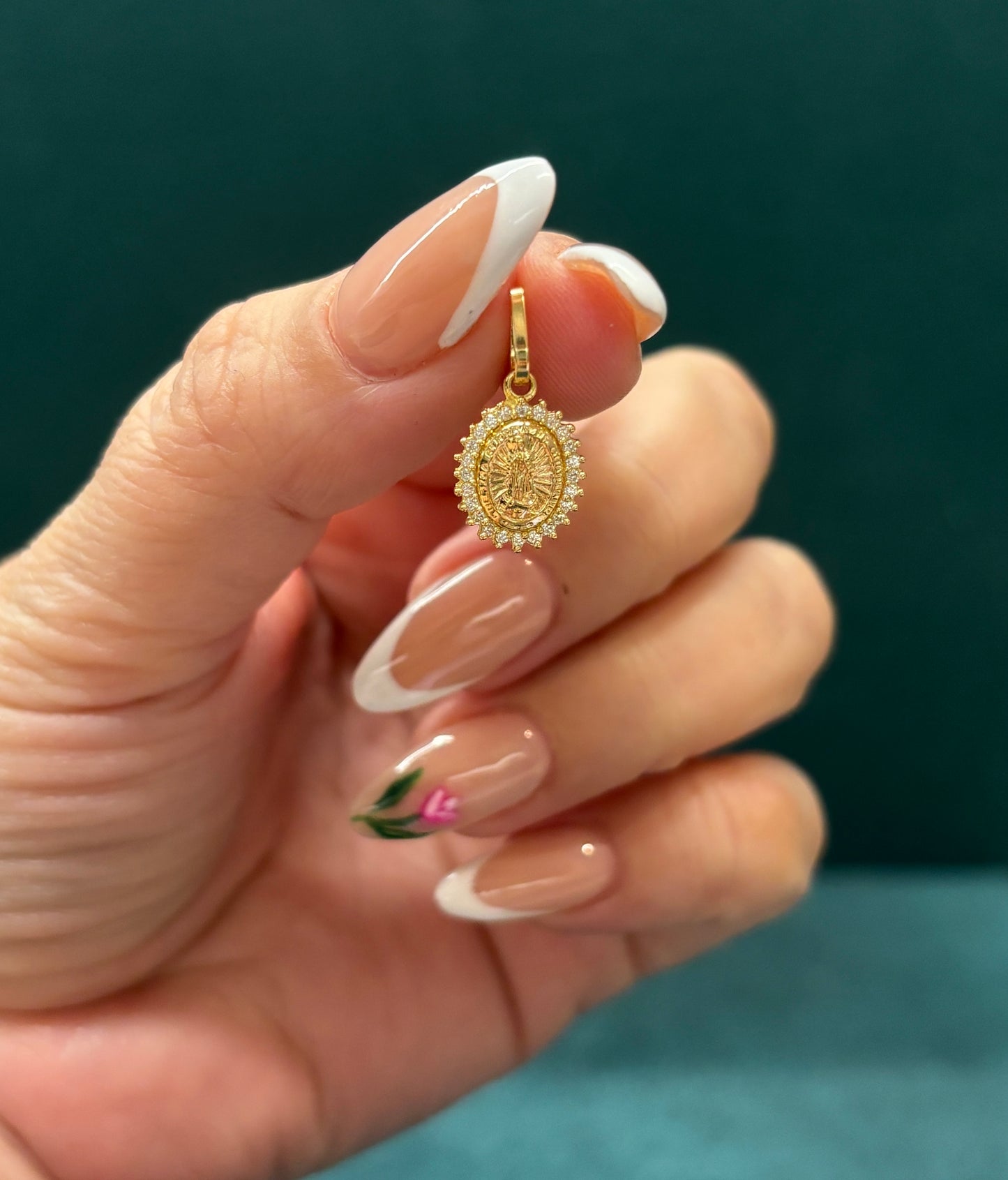Dije virgen con circones - Oro nacional / 0.8 gr