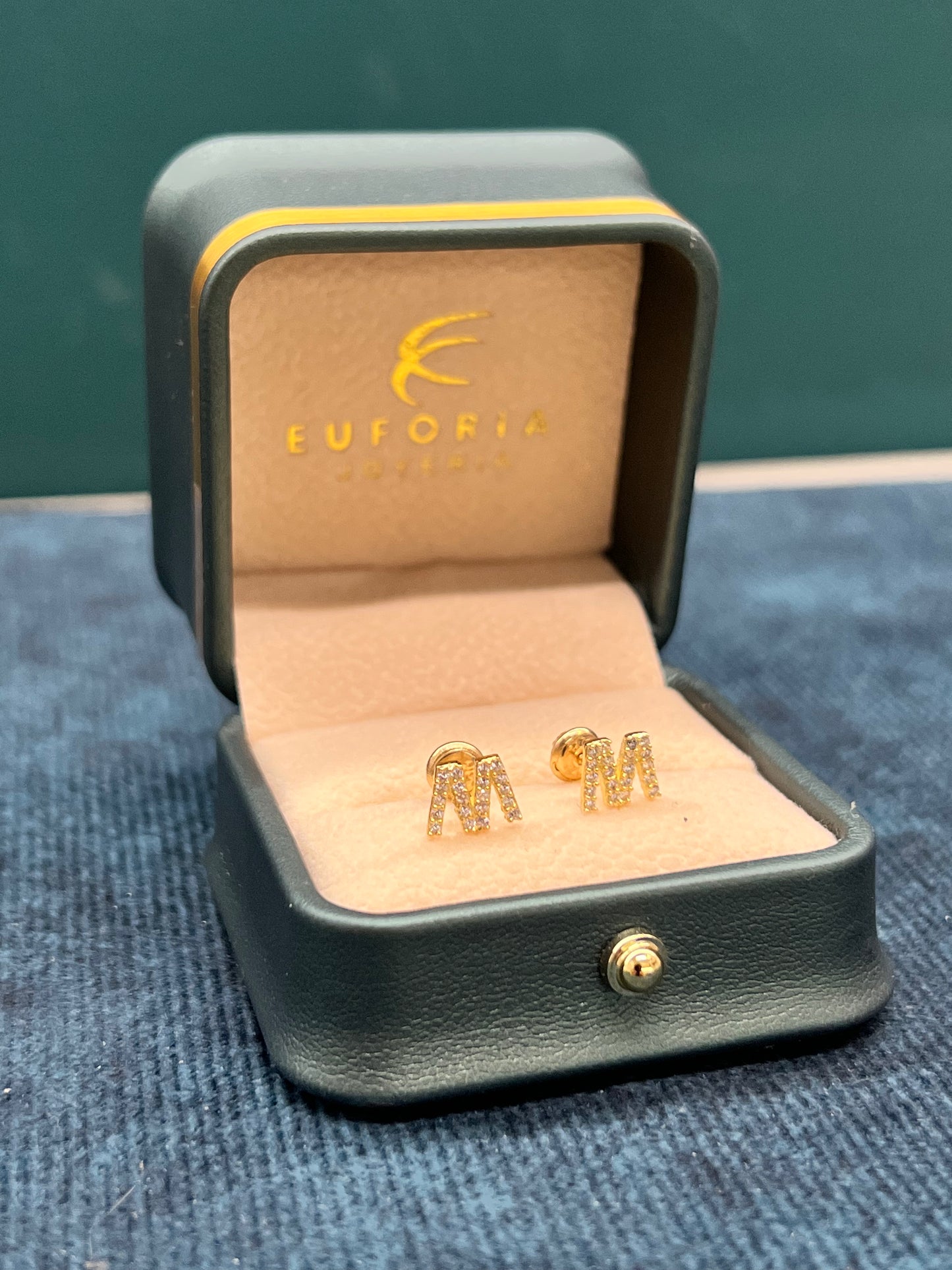 Topos letra M con circones / 1.3 gr