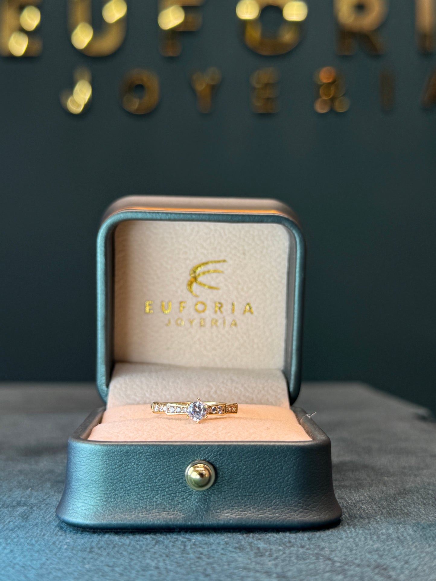 Anillo solitario ESCALONES / ORO NACIONAL