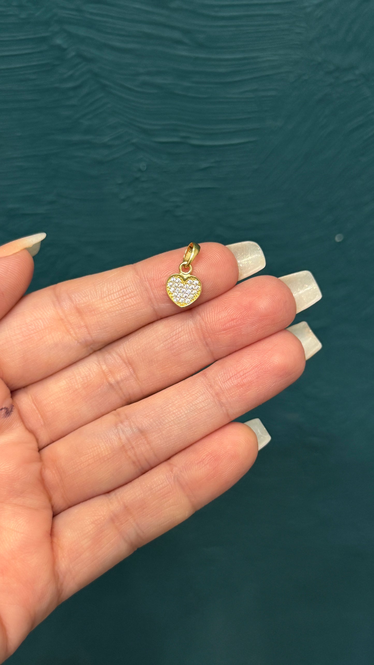 dije corazon circones blancos / 0.9 gr