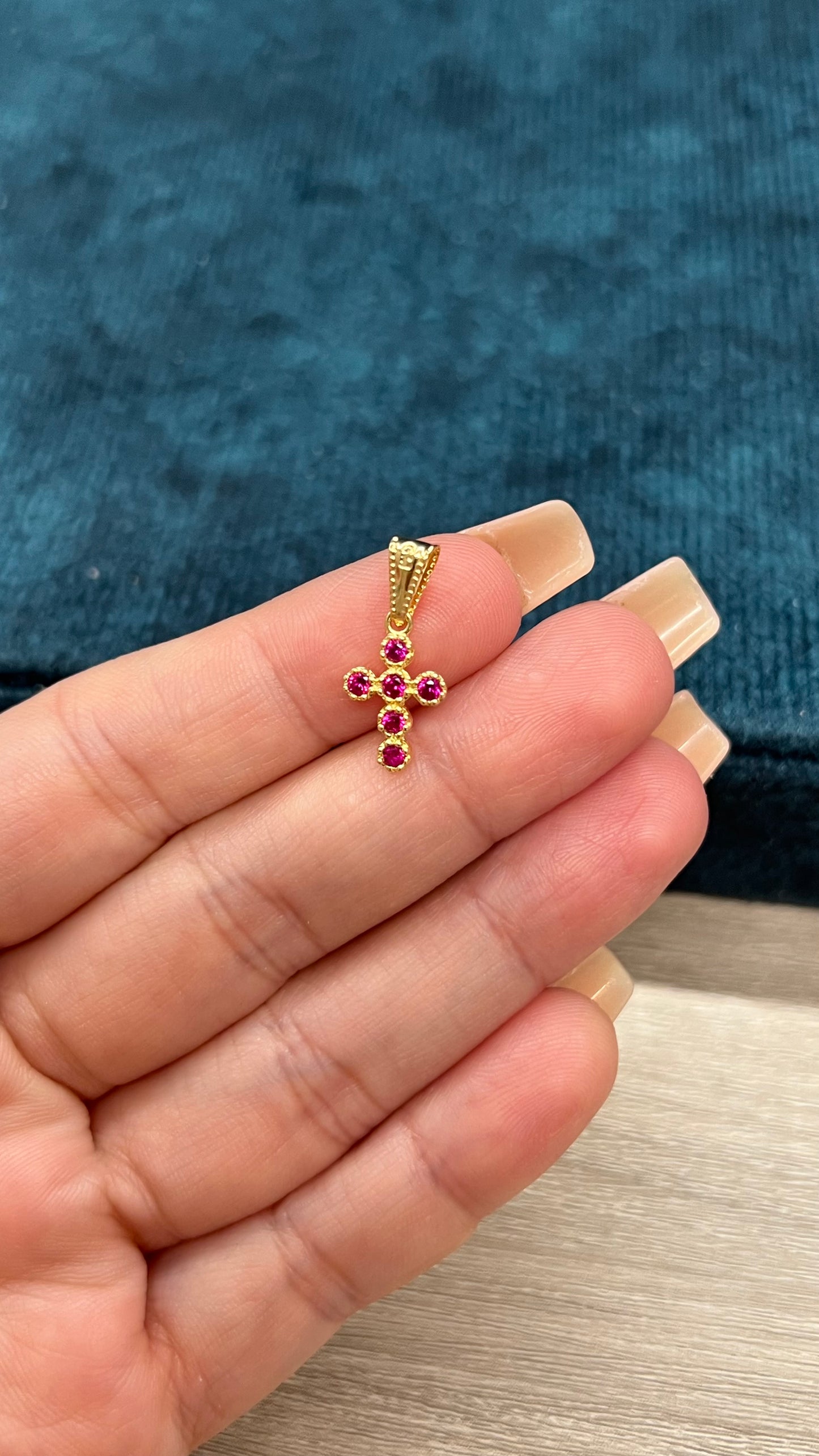 Dije en forma de cruz circones rosados oro nacional / 0.7 gr