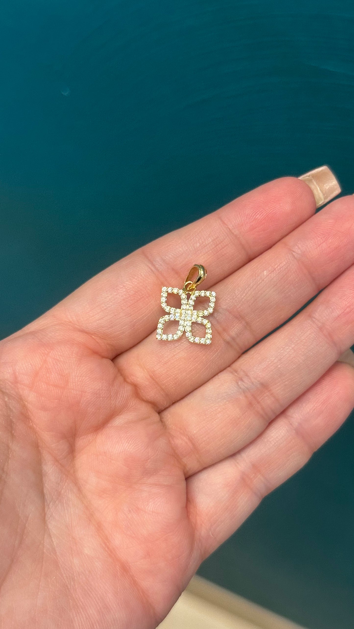 Dije de trébol circones blancos - Oro nacional / 1.2 gr
