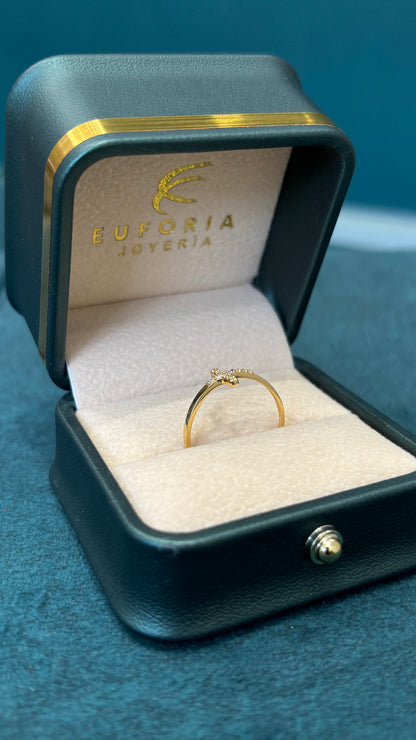 Anillo de cruz con circones blancos - Oro nacional / talla 7 ½ - 1.1 gr