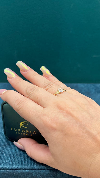 Anillo solitario de dama forma de flor y circones