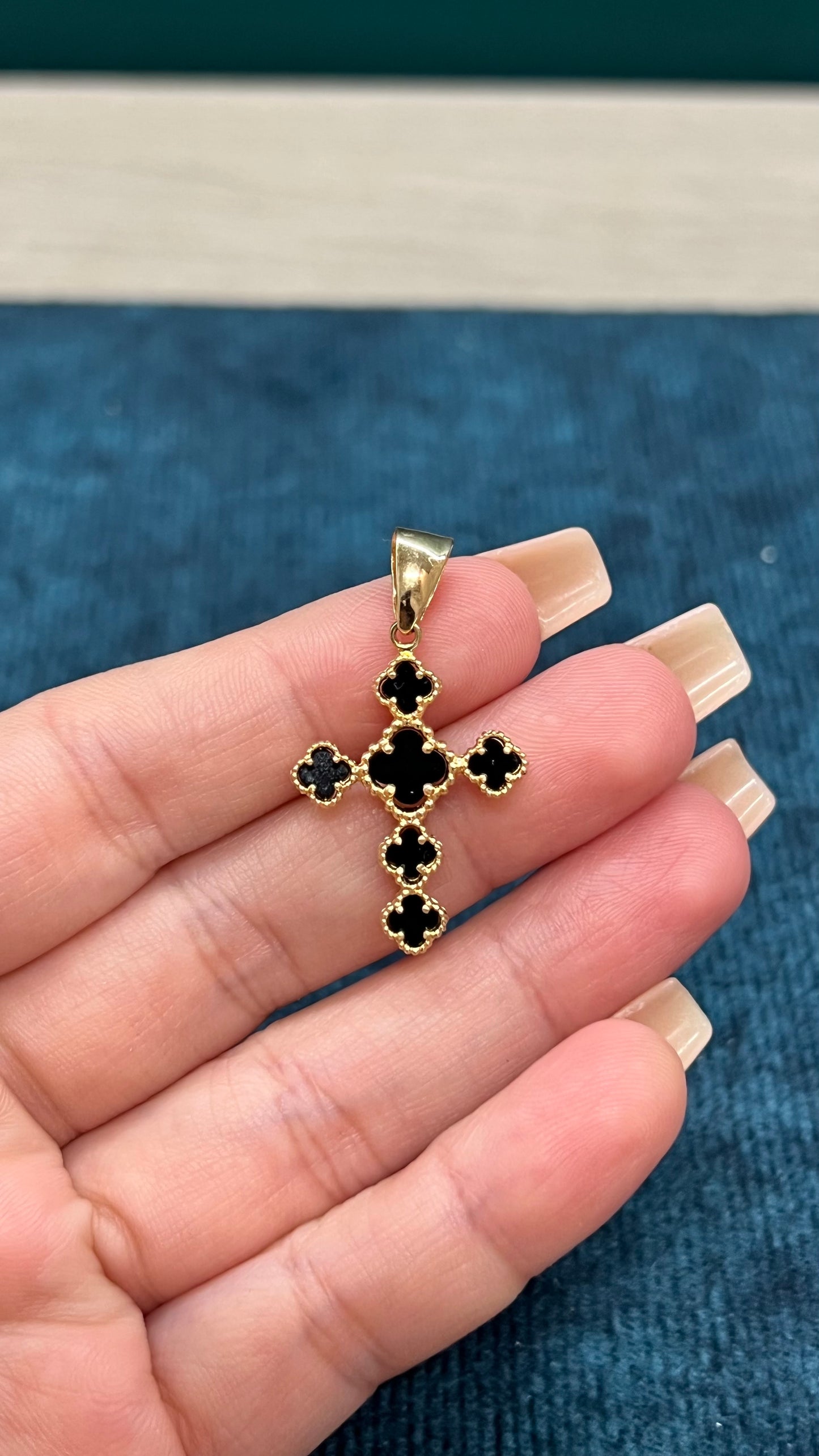 Dije en forma de cruz VC negro oro nacional / 2.7 GR
