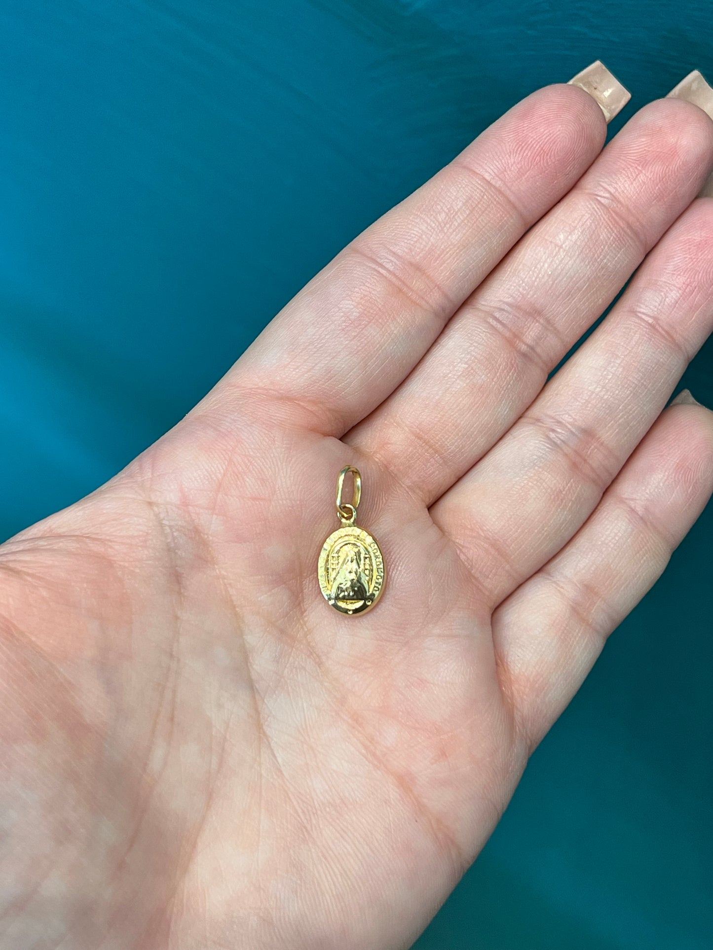 Dije Virgen de coromoto -Oro nacional / 0.7 gr