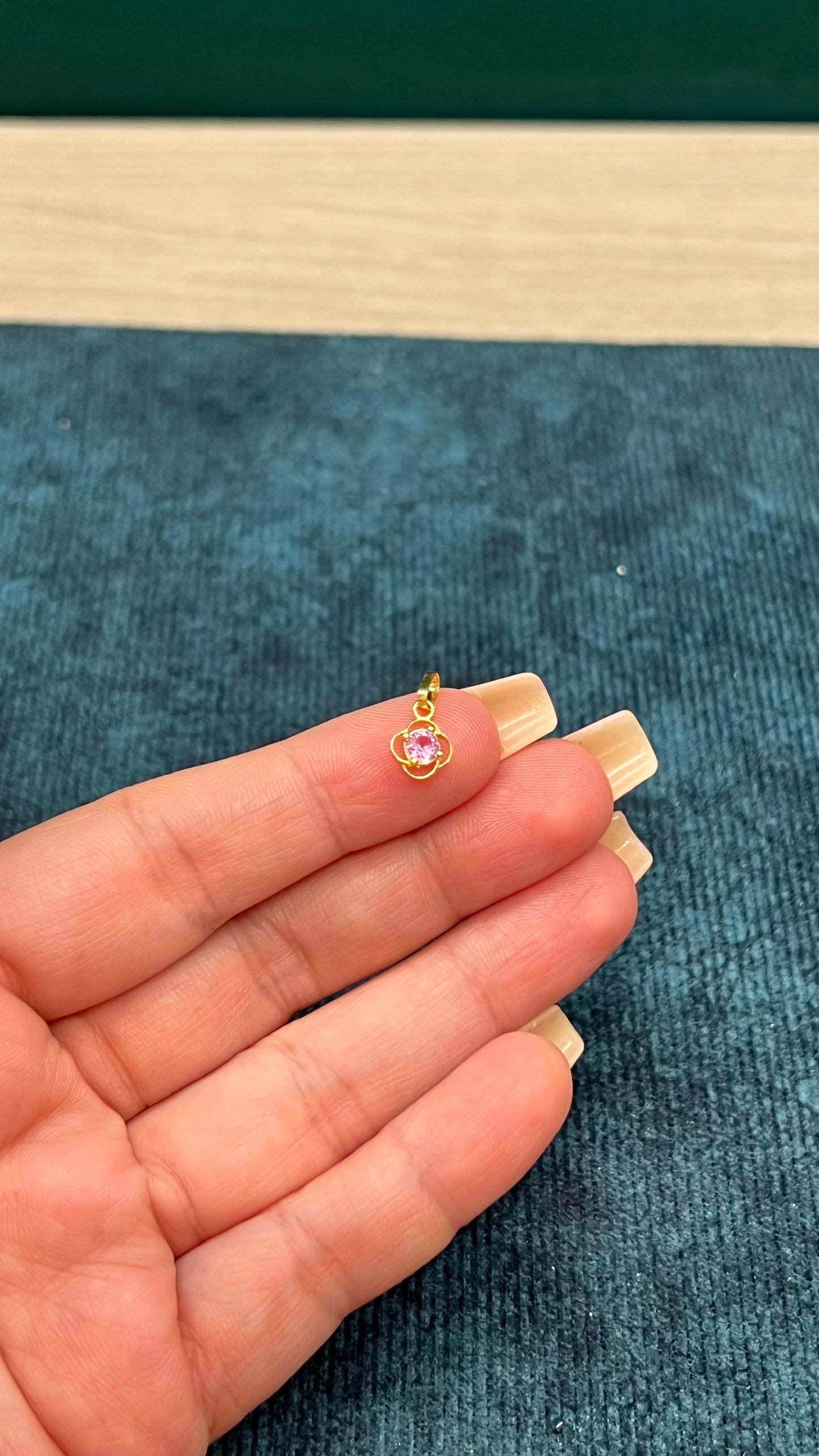 Dijes mini flor colores circones Fucsia- Rosado , Oro nacional / 0.5 GR