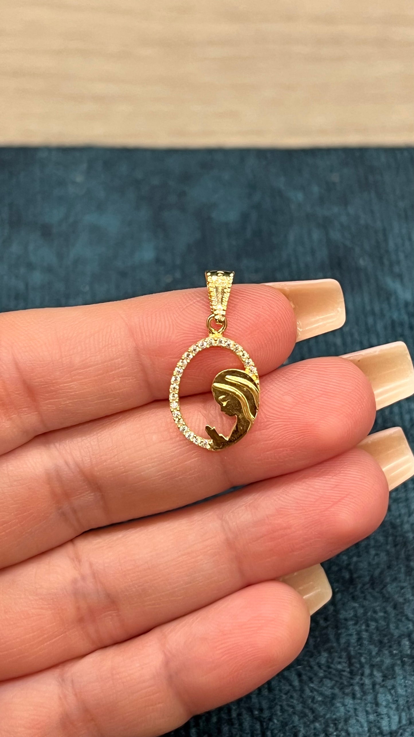 Dije Virgen milagrosa con circones , Oro nacional / 1.2 GR