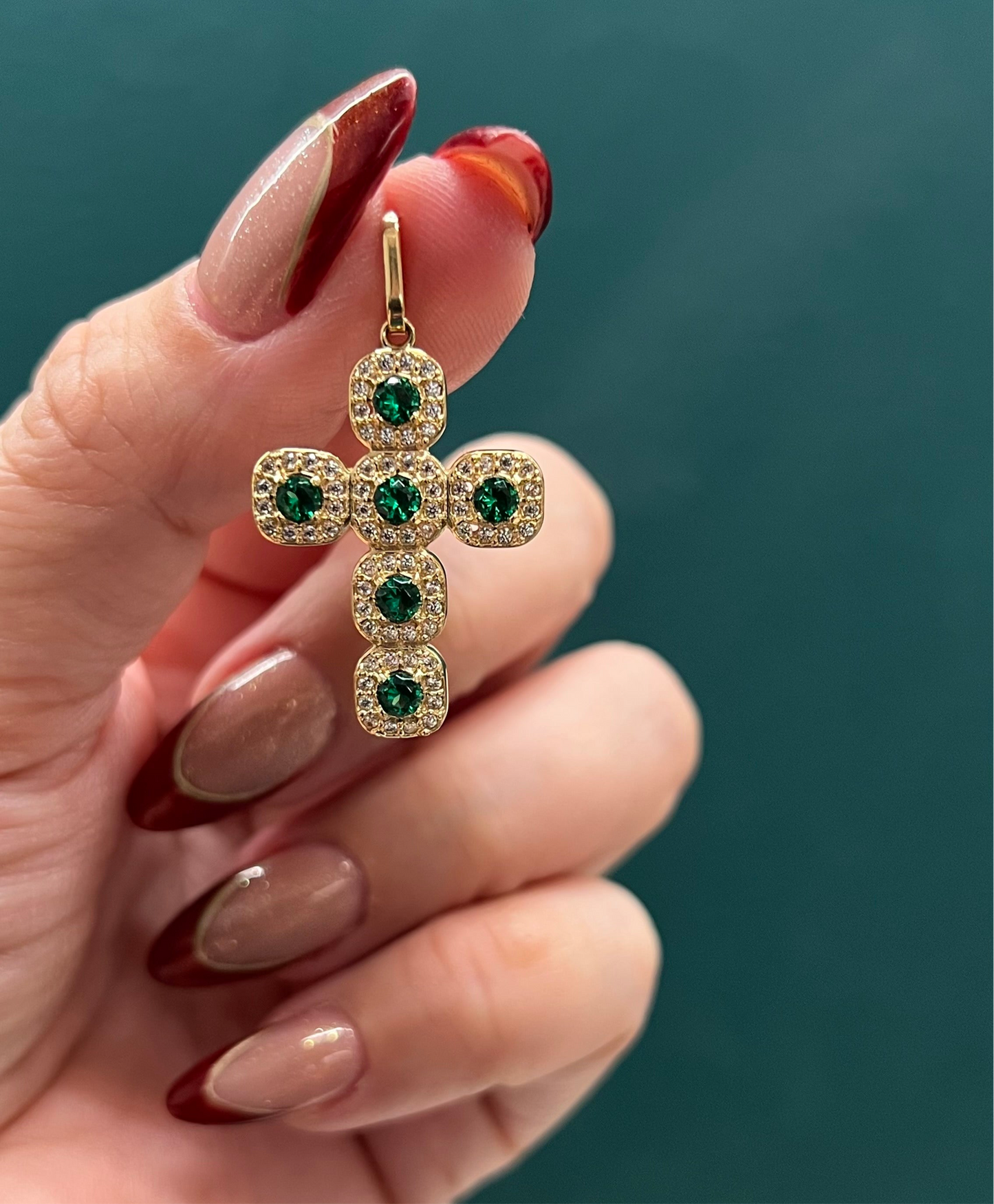 Dije de cruz con circones verdes - Oro nacional / 3.8 gr