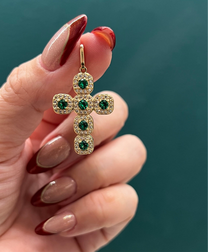 Dije de cruz con circones verdes - Oro nacional / 3.8 gr