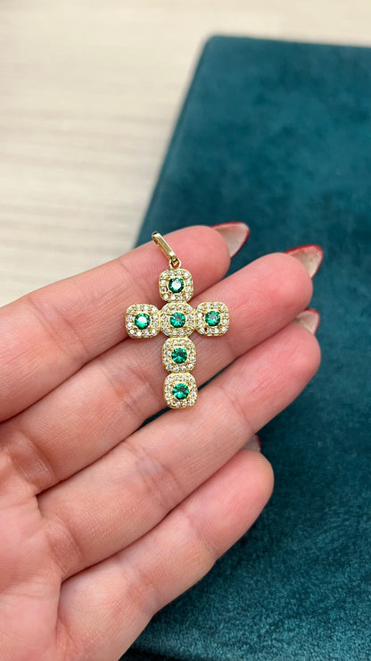 Dije de cruz con circones verdes - Oro nacional / 3.8 gr