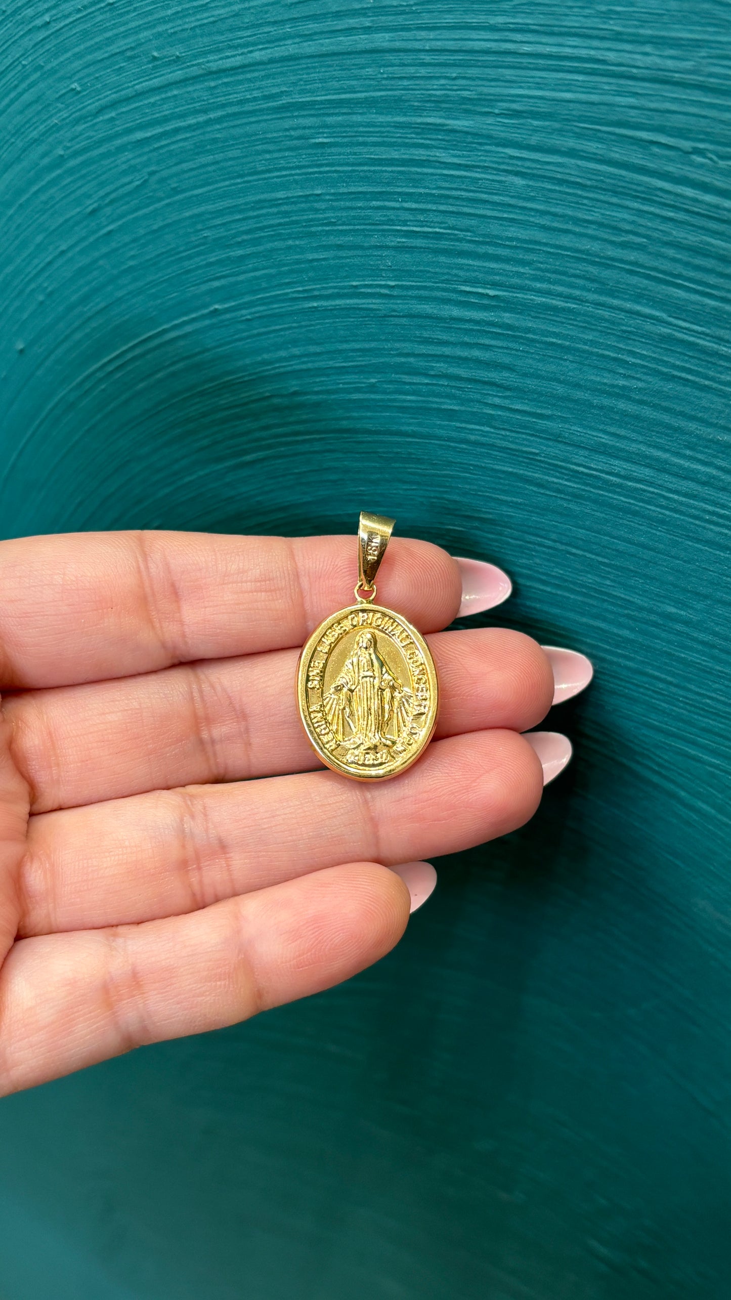 Dije virgen milagrosa - Oro nacional / 2.1 gr