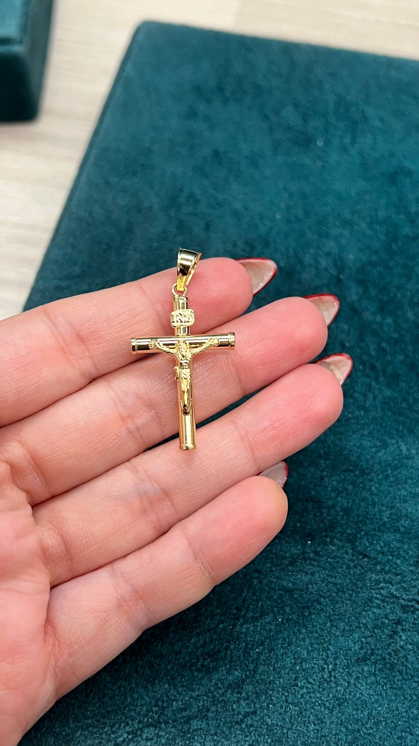 Dije de cruz troquelado - Oro nacional / 1.6 gr