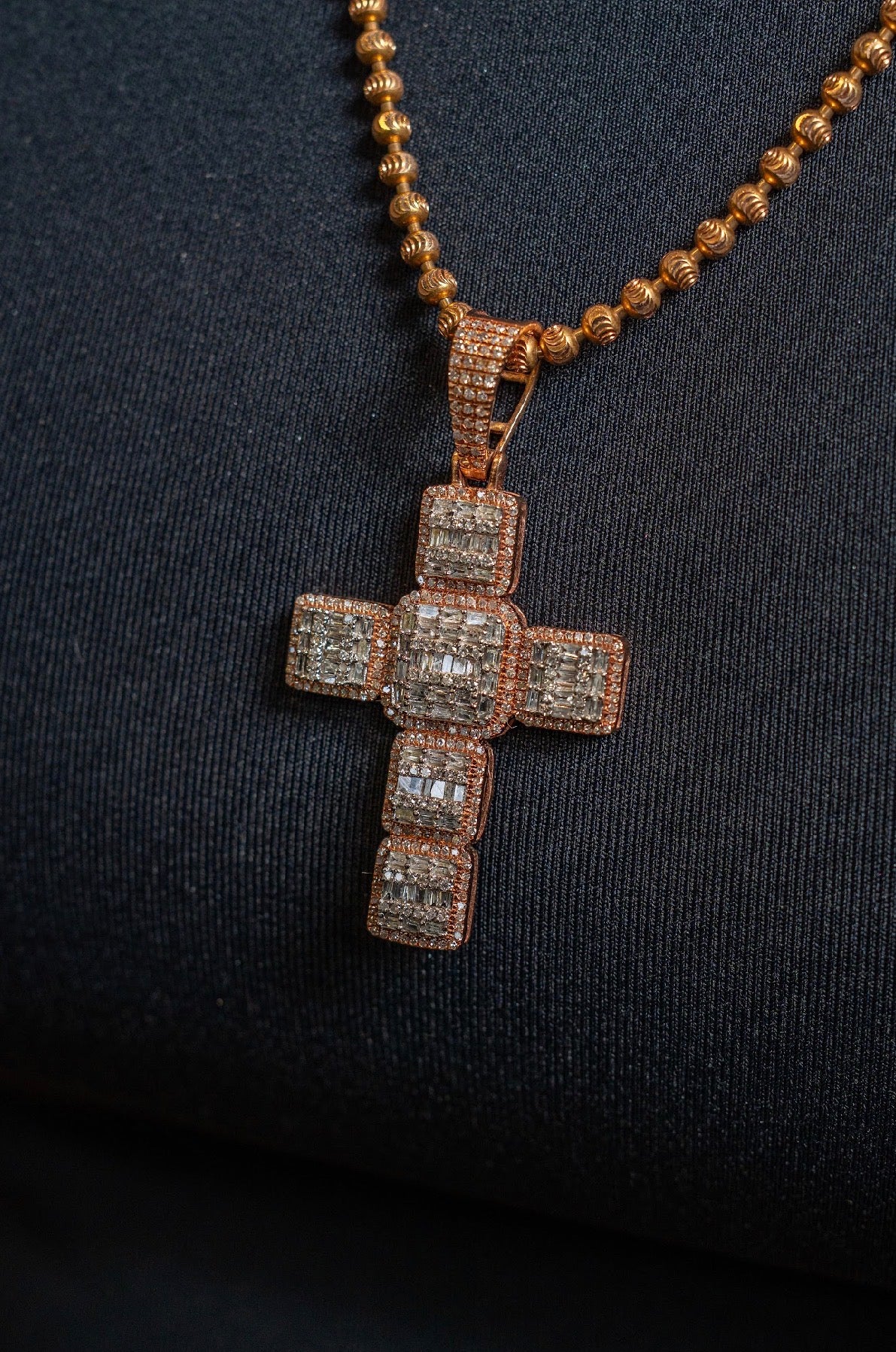 Cruz de oro rosa con diamantes naturales de 2.50 quilates totales, calidad VS1 F-G, diseñada para destacar con brillo y sofisticación