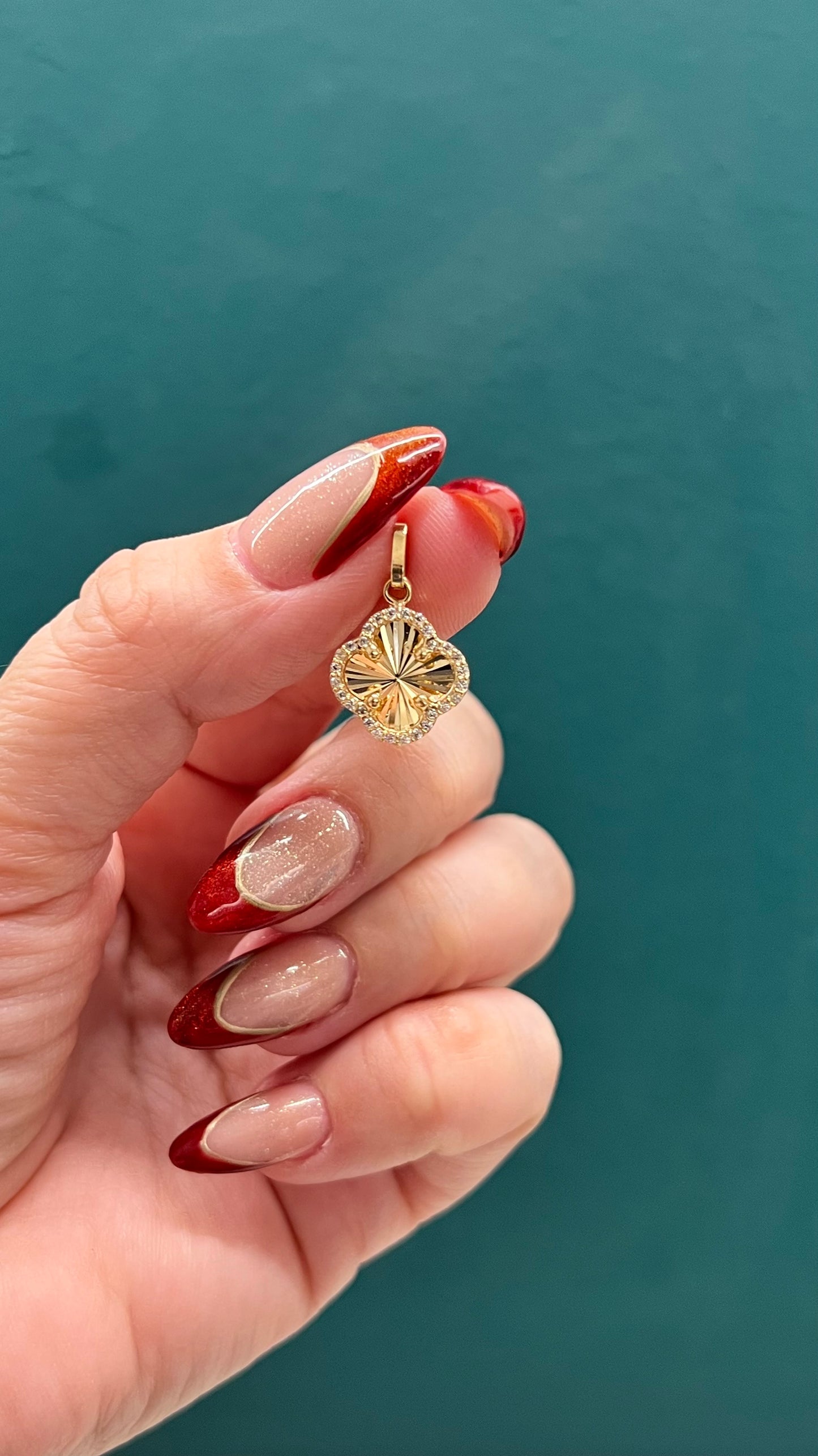 Dije trébol con circones - Oro nacional / 1.2 gr