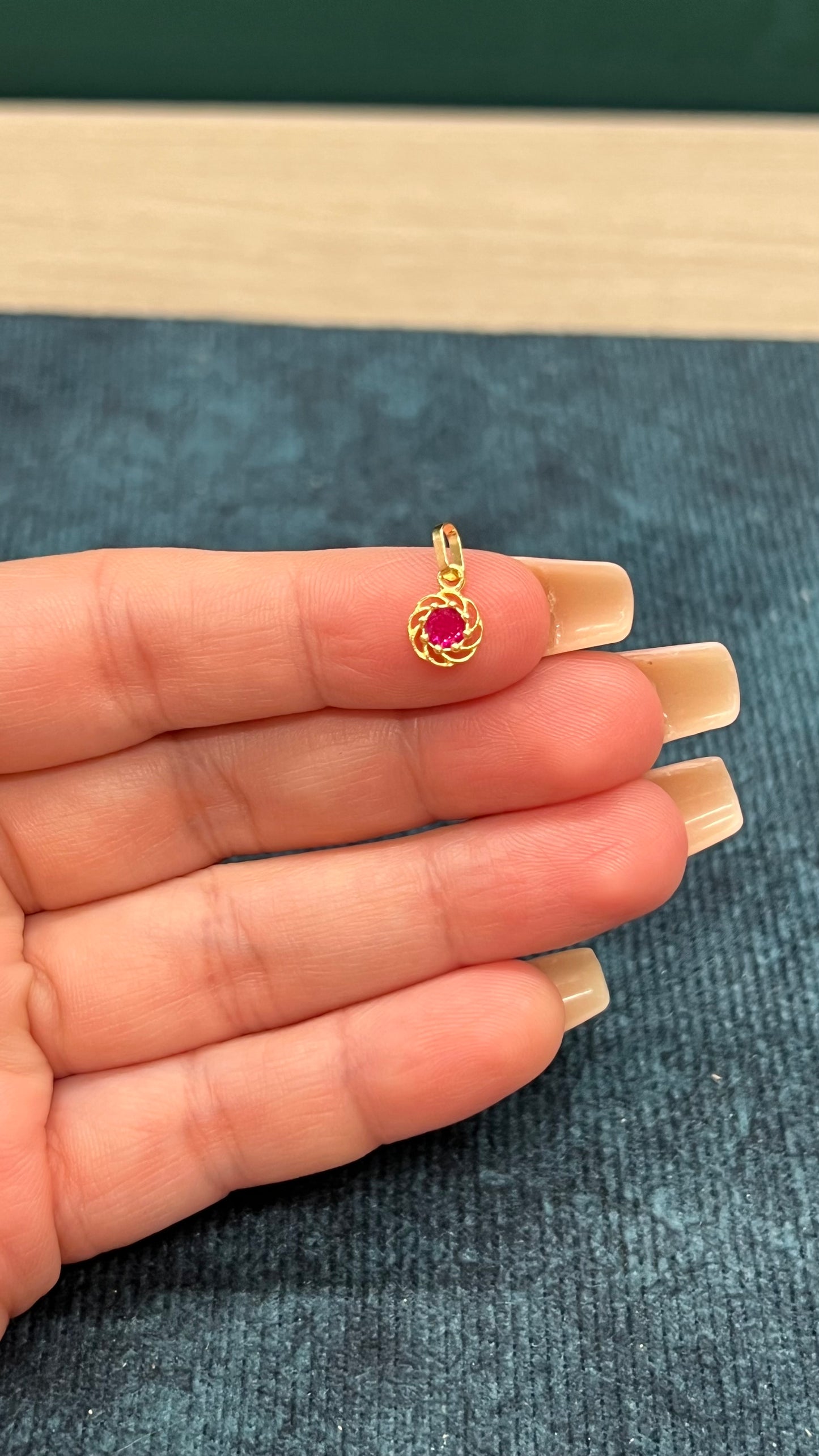 Dijes mini flor colores circones Fucsia- Rosado , Oro nacional / 0.5 GR