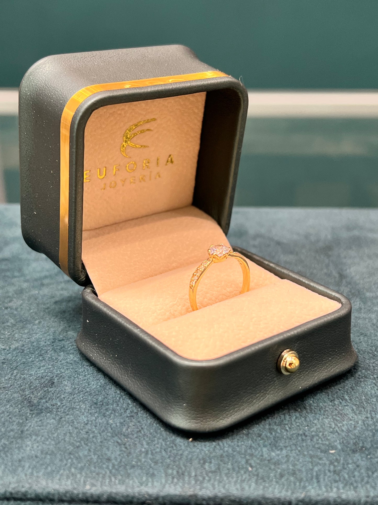 Anillo solitario / talla 6 ½ / 2.0 gr / Oro nacional / INC