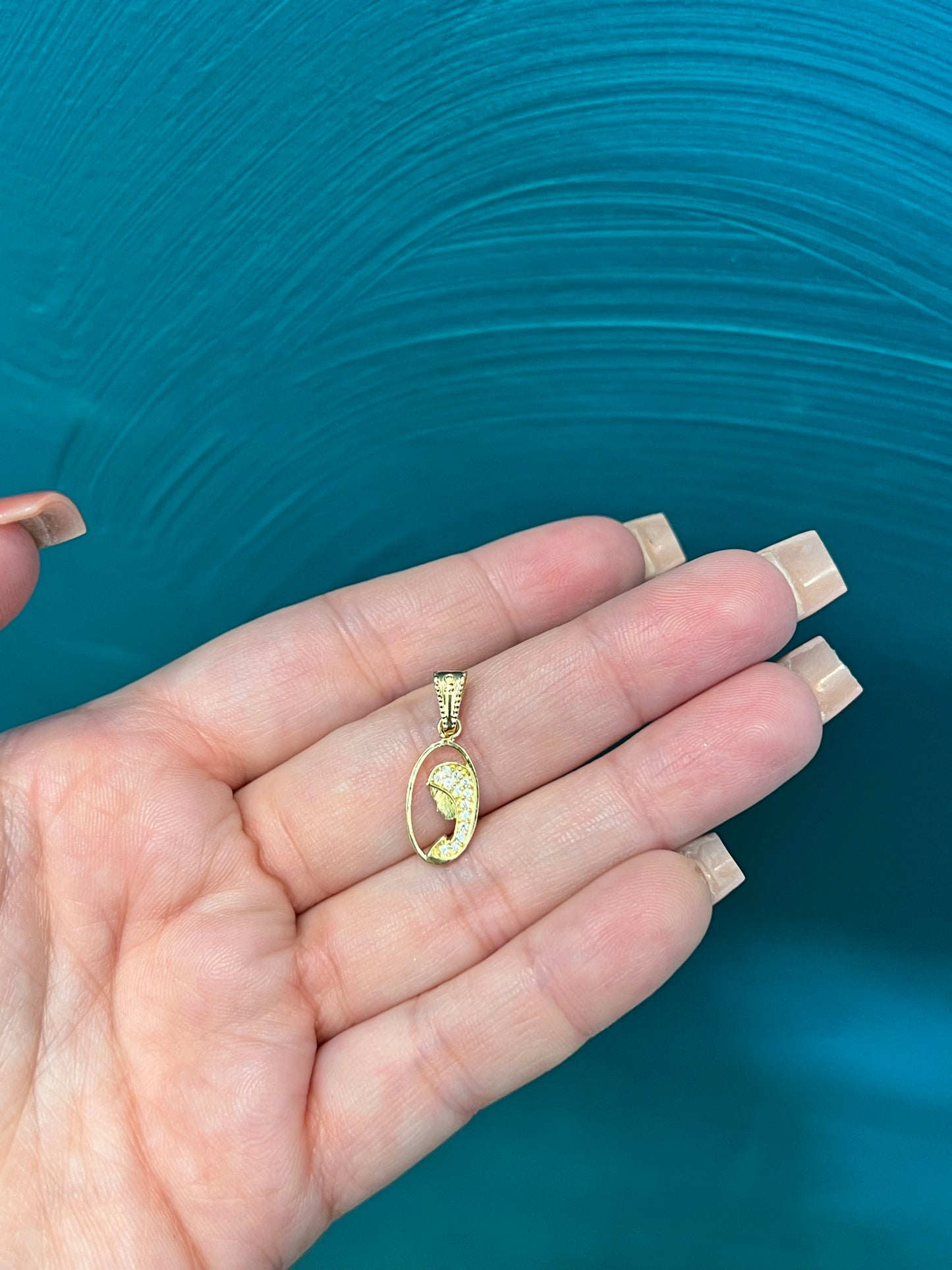 Dije silueta de la virgen -Oro nacional / 0.8 gr