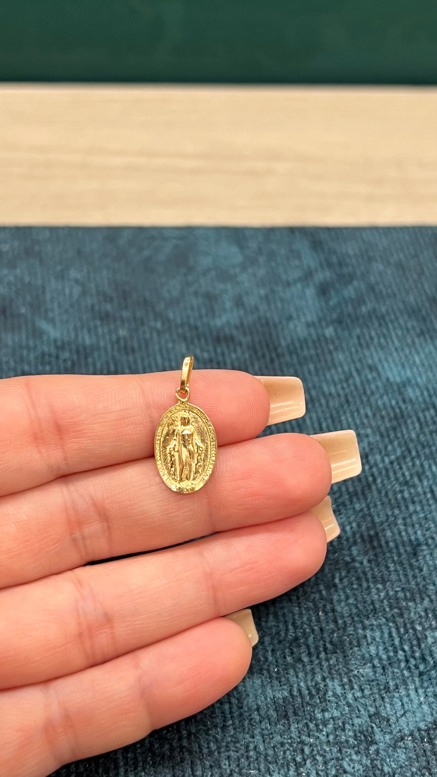 Dije Virgen milagrosa, Oro nacional / 1.4 GR