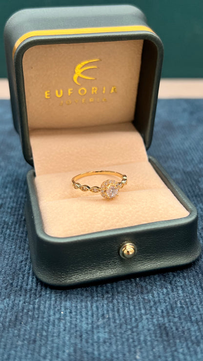 Anillo solitario con circones en oro amarillo