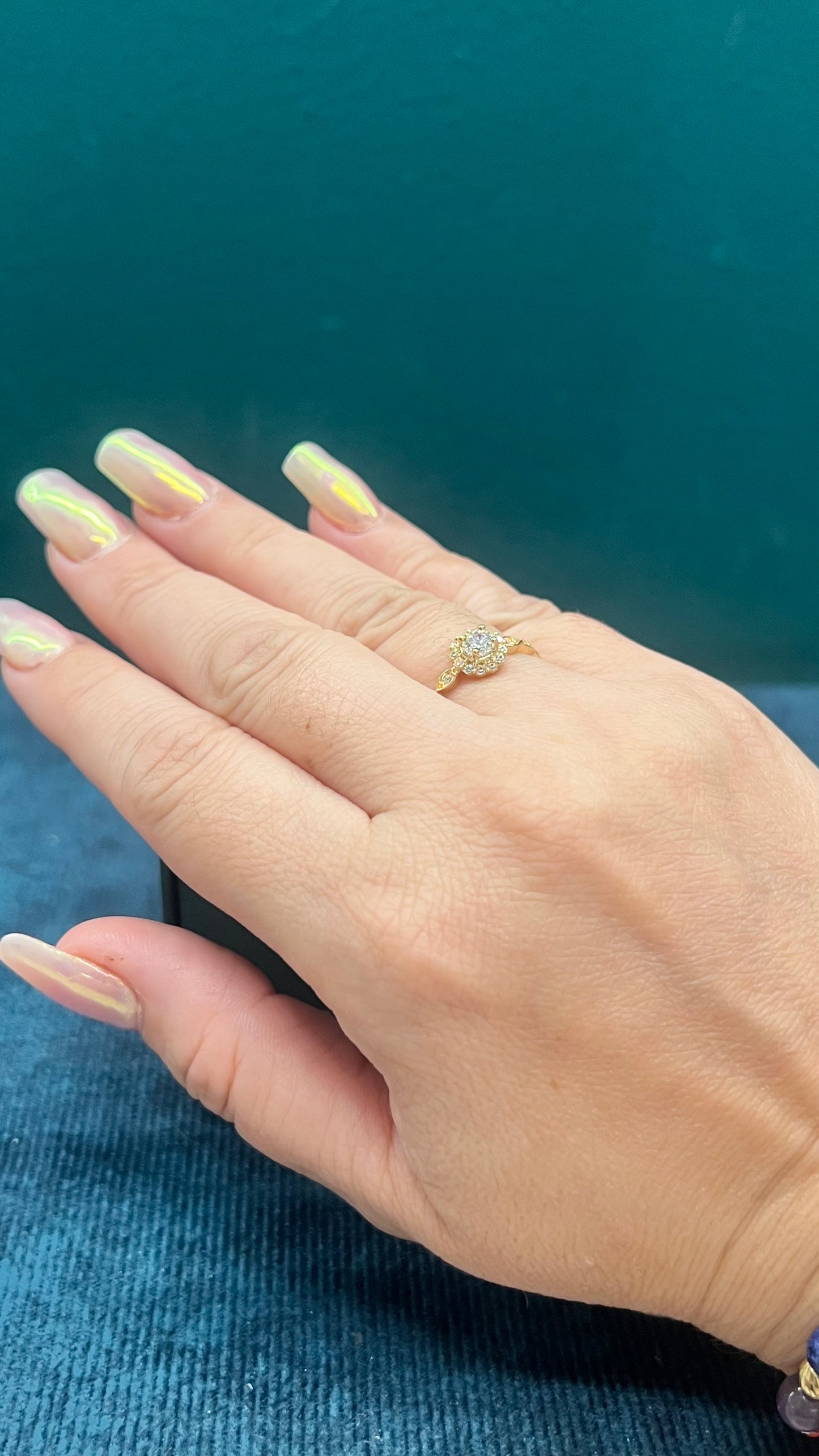 Anillo solitario con circones en oro amarillo