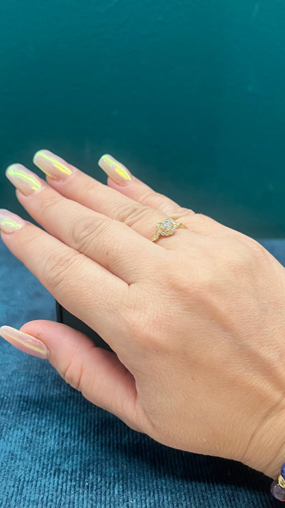Anillo solitario con circones en oro amarillo