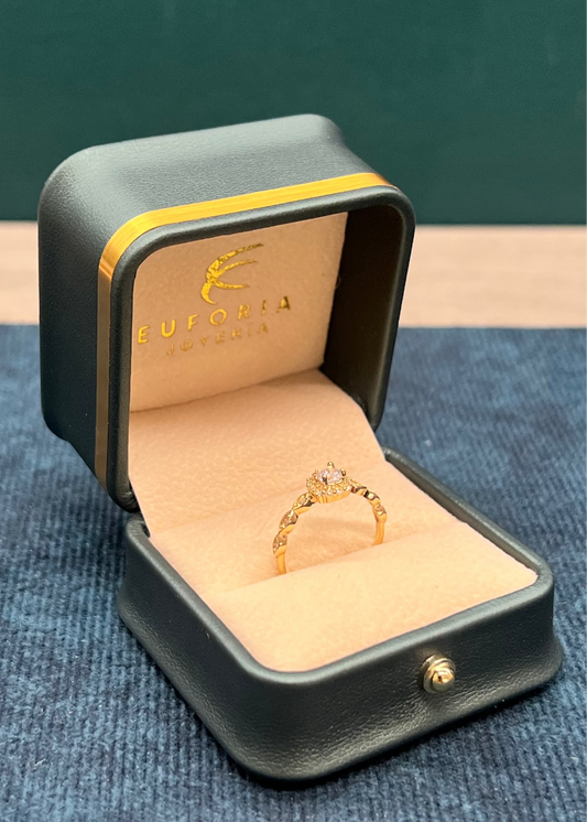 Anillo solitario con circones en oro amarillo