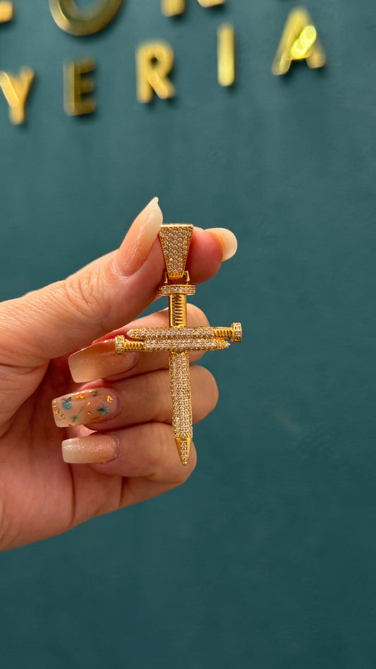 dije cruz clavos / 10.9 gr