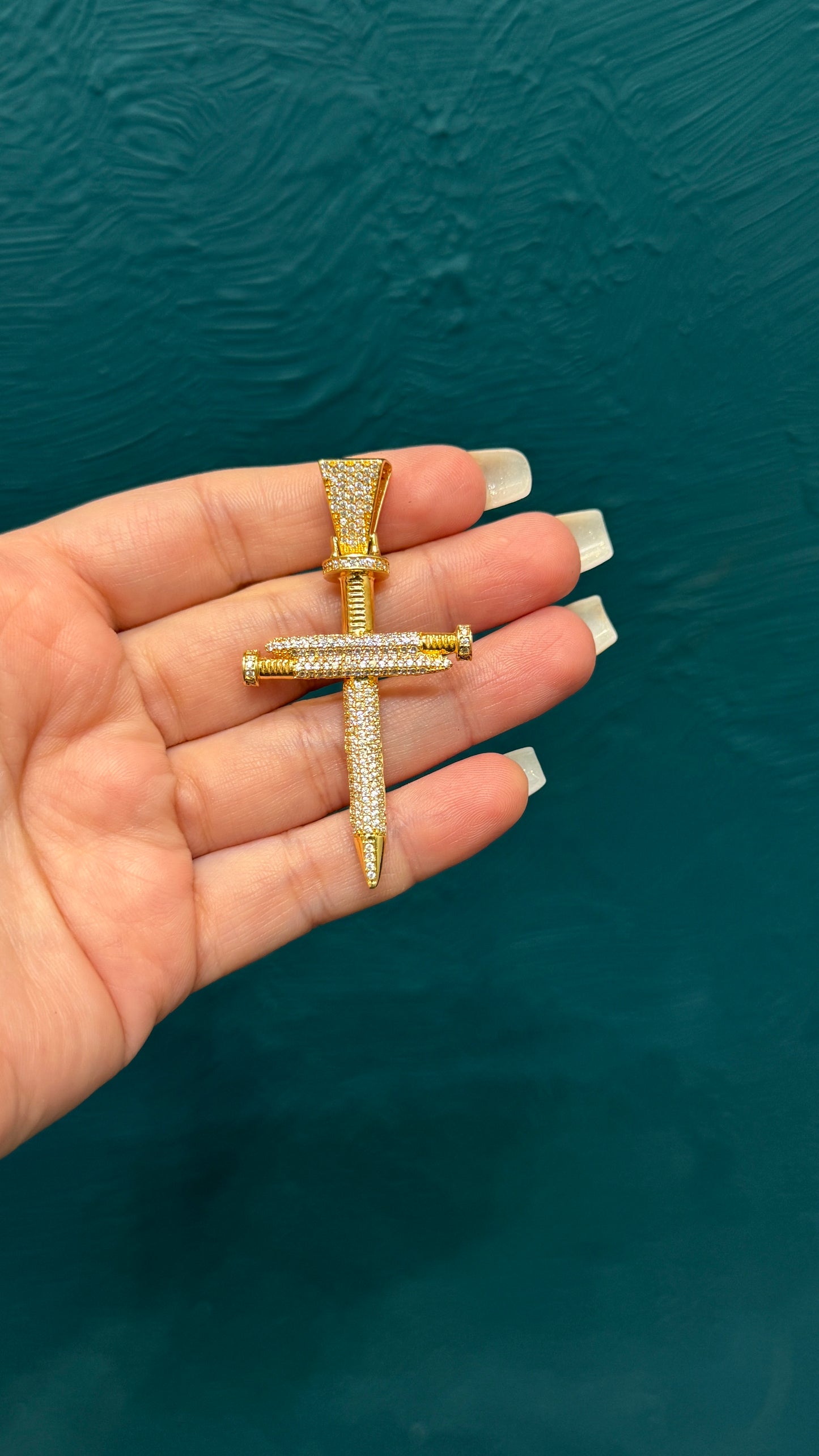 dije cruz clavos / 10.9 gr